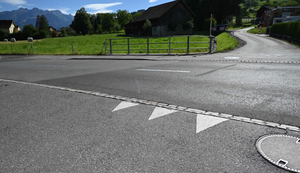  An dieser Kreuzung in Frümsen kam es am Mittwochnachmittag zu einer Kollision zwischen einem Auto und einem Motorrad. Die zwei Personen, welche sich auf dem Motorrad befanden, wurden leicht verletzt. 