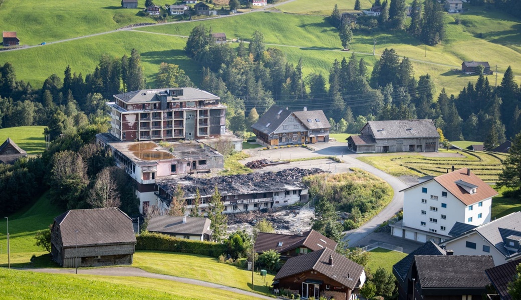 Das ehemalige Hotel Acker ist im Februar 2024 abgebrannt. Nun hat der Abriss begonnen. 