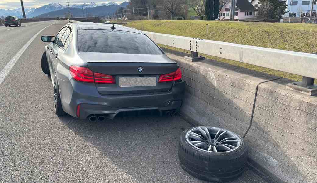 26-Jähriger ohne Führerschein baut Selbstunfall auf Autobahn