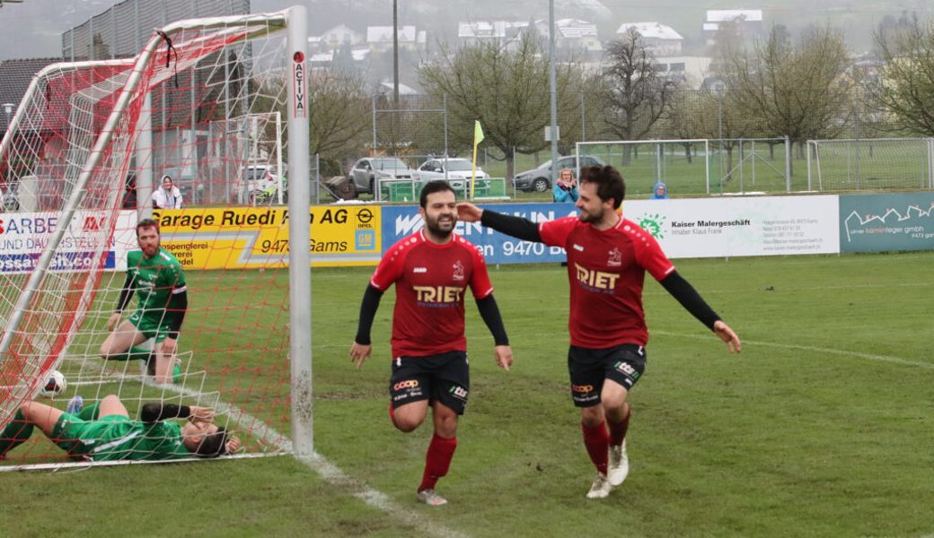  1:0 für Gams: Gary Hoppeler (rechts) gratuliert dem Torschützen Aydin Demirci. 