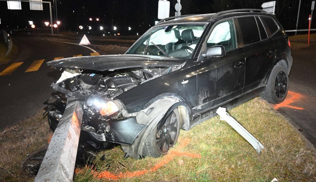  Selbstunfall in Buchs mit grossem Schaden: Der mutmasslich Fahrer ist geflüchtet. 