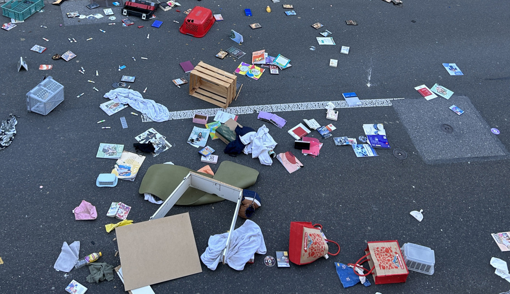 DVD, Magazine, Taschen und Schubladen waren auf der Strasse verteilt.