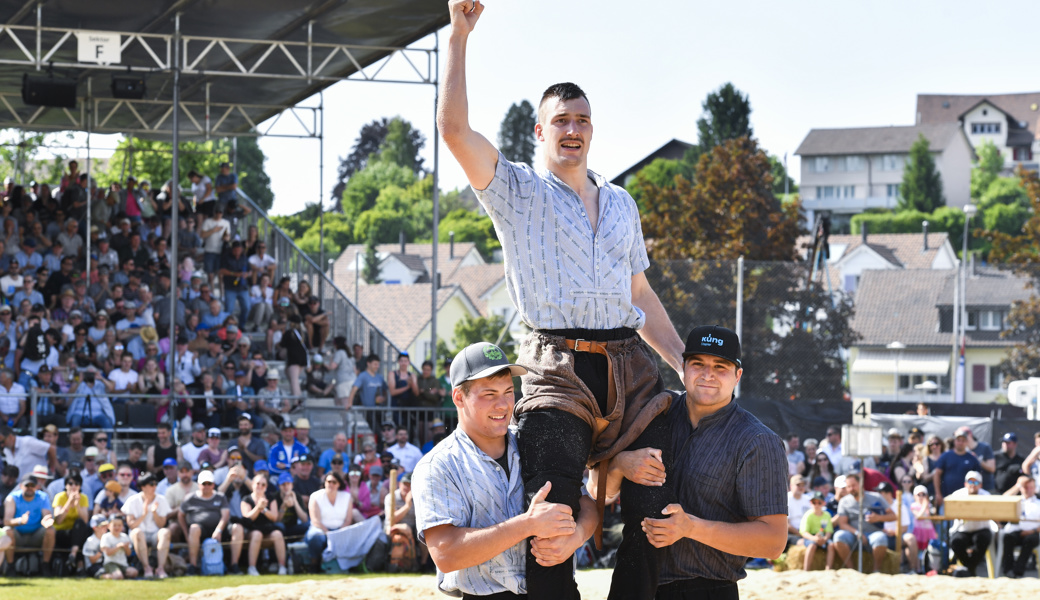 Vor Jahresfrist in Wittenbach: Damian Ott lässt sich als Sieger des St. Galler Kantonalschwingfests feiern. Auch in Grabs zählt er zu den meistgenannten Favoriten.