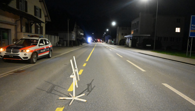 Auto kollidierte mit einem Tisch auf der Strasse