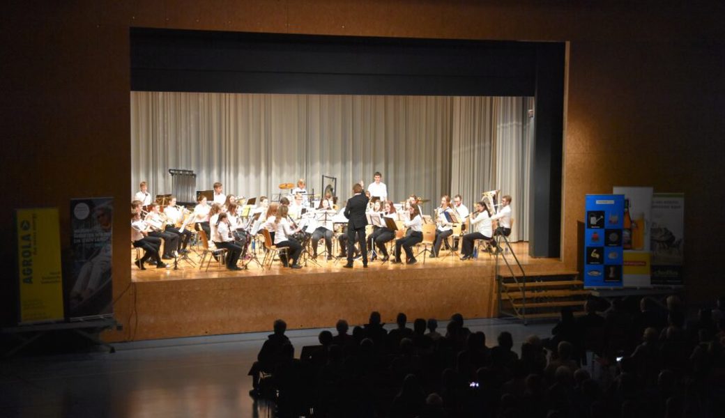  Junge Musikantinnen und Musikanten auf der grossen Bühne: Die Teilnehmenden des Blasorchesters U18 wissen mit einem kurzweiligen Programm zu begeistern. 