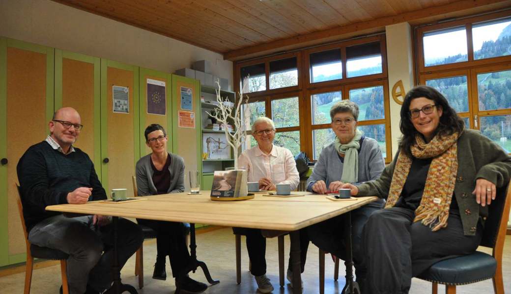 Stehen hinter dem Trauertreff in Unterwasser: (von links) Seelsorger Michael Nolle, Pfarrerin Eva Anderegg, Ruth Herzog, Monika Gantenbein, Pamela Lepri von der Trefferei Unterwasser. 