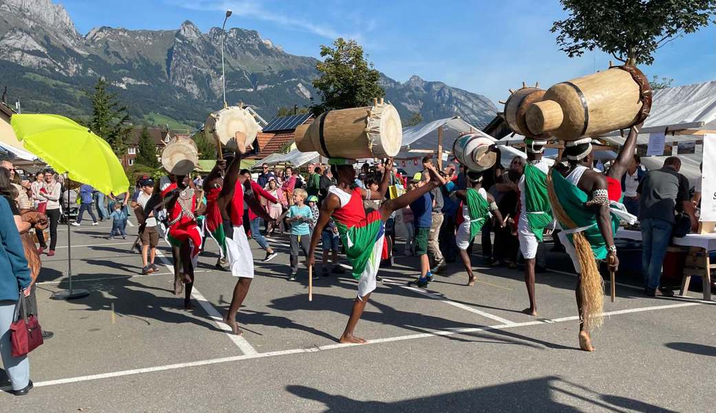 Eine Tanz- und Trommelgruppe aus Burundi zeigte ihre Musik- und Akrobatikdarbietungen. PD