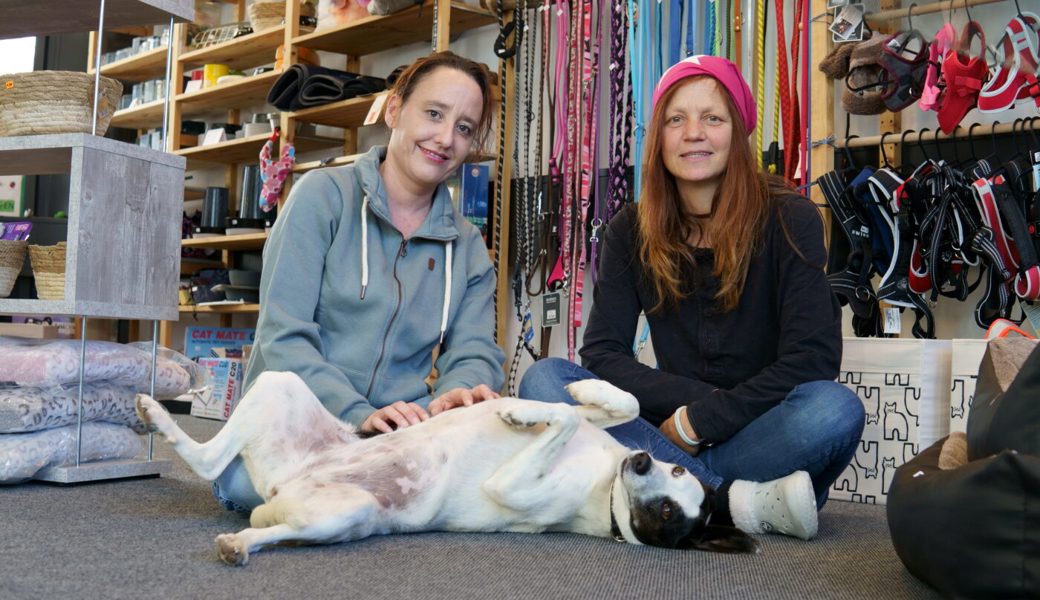  Nadja Bantli oder Sandra Fritsche (rechts) und Hündin Stella kümmern sich abwechslungsweise um das Wohl der Kundschaft. 