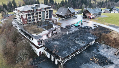 Ehemaliges Hotel niedergebrannt - ein Dutzend Menschen evakuiert