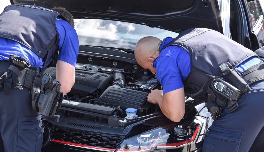 Die Polizei hat sich während der Kontrolle in Buchs und in Haag die Autos und Töff genau angeschaut.