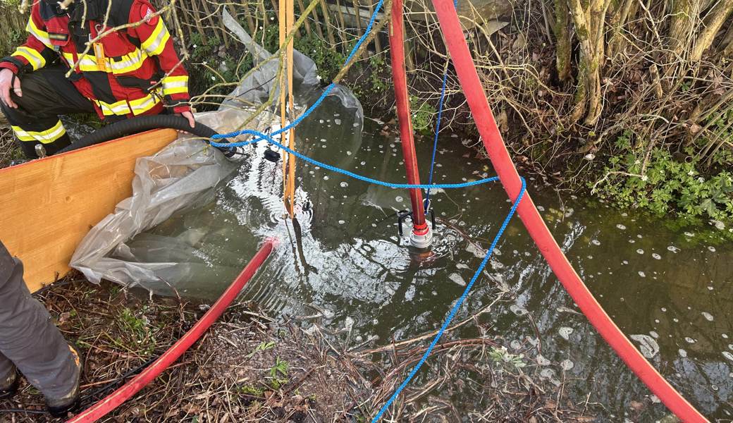 Die ausgerückte Feuerwehr errichtete sogleich eine Wassersperre.