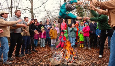 Ein Höhepunkt: Neun Wölfe über das Feuer geworfen