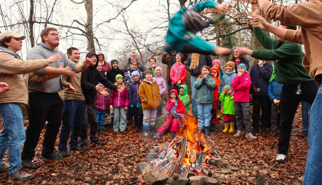 Ein Höhepunkt: Neun Wölfe über das Feuer geworfen