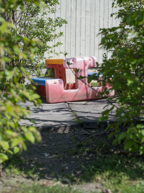  Alt und spröde: Die Fallmatten vom Spielplatz. 