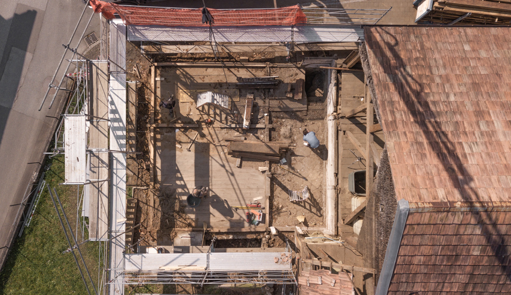 Stockwerk um Stockwerk, Balken um Balken: Das «Gässlihaus» wird in seine Einzelteile zerlegt. Andernorts wird es wieder gleich aufgebaut.Bilder: Allen + Architektur GmbH