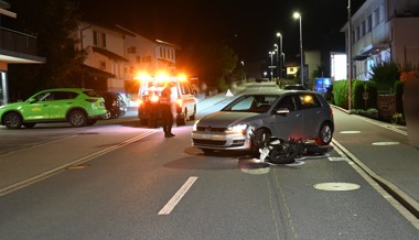 Motorradfahrerin bei Zusammenstoss mit Auto verletzt