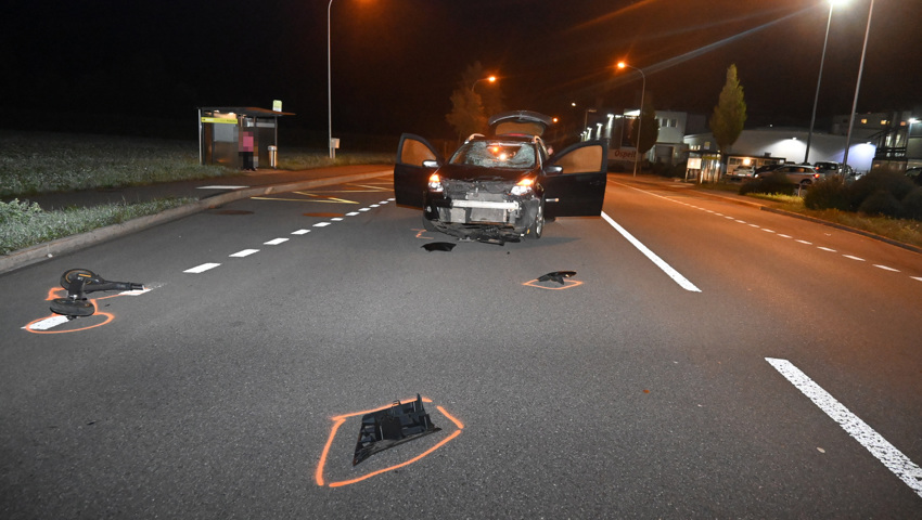 Der E-Scooter-Fahrer wollte die Hauptstrasse überqueren und wurde dabei von einem Auto erfasst.