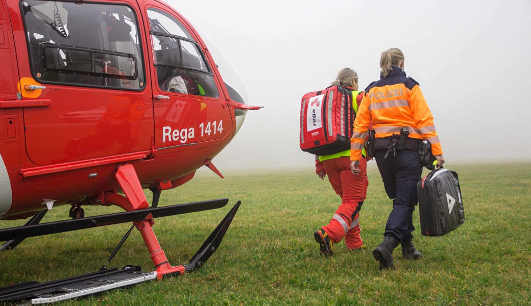 Die Rega flog den Verunfallten ins Spital.