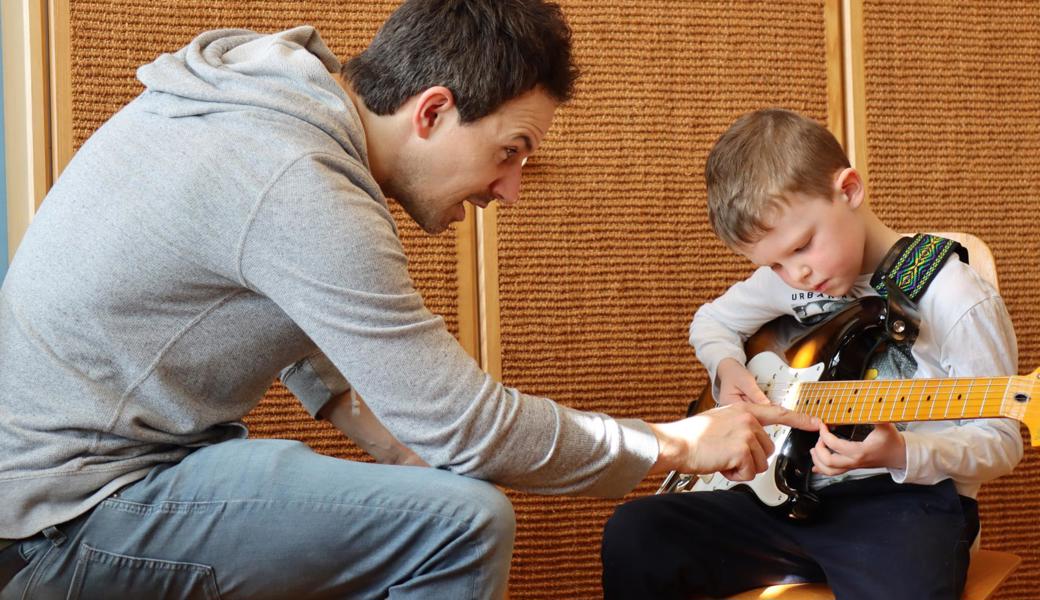 Neugierig versuchten die Kinder, den Instrumenten erste Töne zu entlocken. 