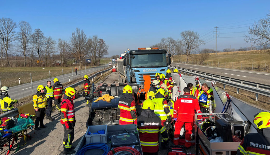  Die Feuerwehr musste den Fahrer aus dem Unfallauto befreien. 