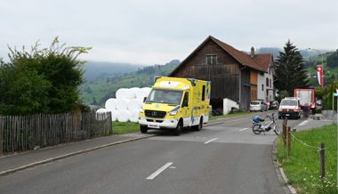 77-jährige Mofafahrerin nach Streifkollision mit Lastwagen leicht verletzt