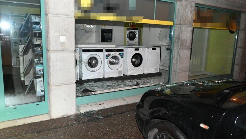  Das Auto prallte ins Schaufenster. 