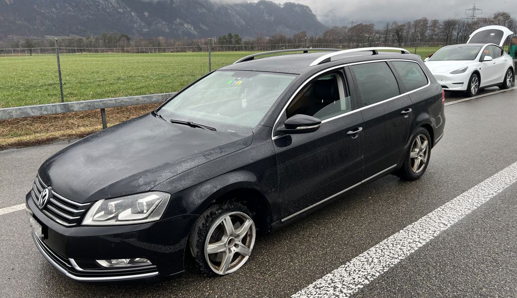 Das Auto wies Beschädigungen auf, vermutlich von einer Kollision mit einer Leitplanke.