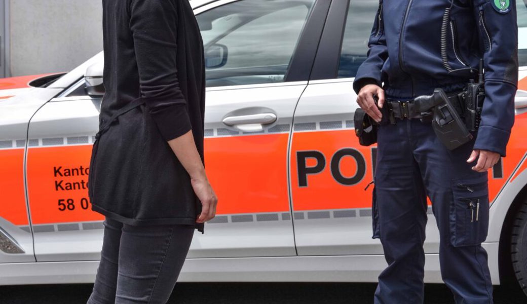  Die Polizei fand im Treppenhaus eines Mehrfamilienhauses einen bewusstlosen Mann, der offenbar gestürzt ist. Symbolbild: Kapo