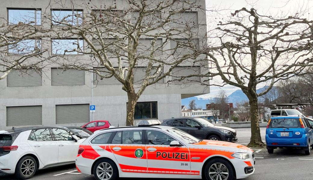  Am Mittwochmorgen dominierte die Polizei das Bild vor dem Berufs- und Weiterbildungszentrum in Altstätten. Die Lernenden wurden nach Hause geschickt und angewiesen, in ihre Betriebe zu gehen. 