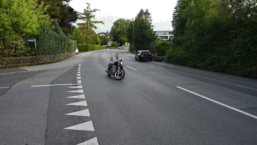 Bei Unfall wurde die Motorradfahrerin leicht verletzt.