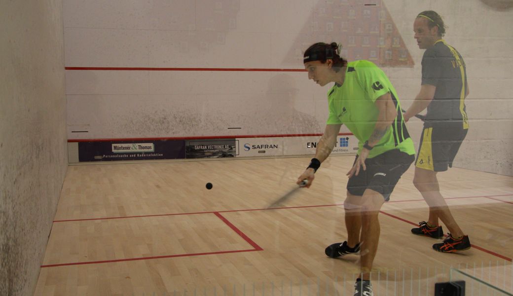 Lucas Serme vom Squashclub Grabs (links) im Spiel gegen Roger Baumann vom SRC Vaduz, welches nötig war, dass er in den Playoffs eingesetzt werden kann.