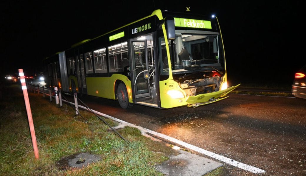  Der Linienbus wurde beim Unfall stark in Mitleidenschaft gezogen. Bilder: Landespolizei FL