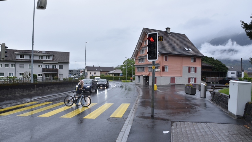  Rechts abbiegen ist jetzt auch bei roter Ampel möglich: Die Kreuzung Hauptstrasse/Gärbistrasse in Sevelen. 