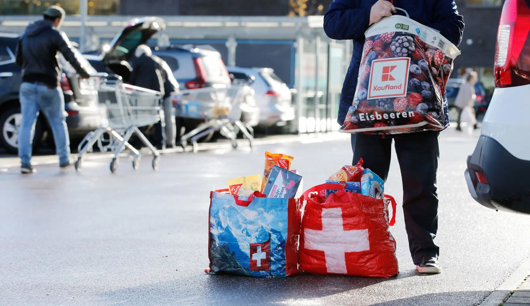 Weil es günstiger ist: Manche Schweizer und Schweizerinnen in Grenznähe erledigen ihren Wocheneinkauf gern im Ausland.