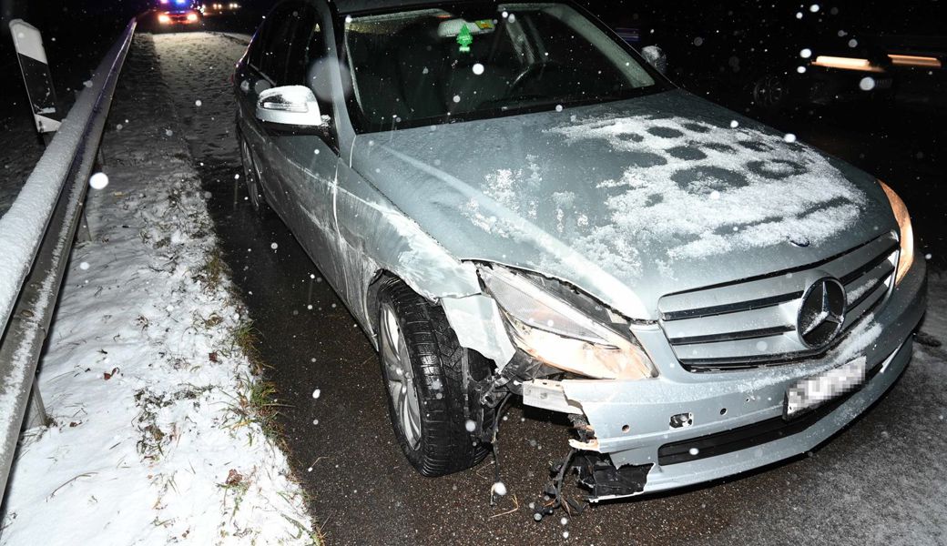 Das Auto gelangte auf den Pannenstreifen und kollidierte anschliessend mit der Randleitplanke. 