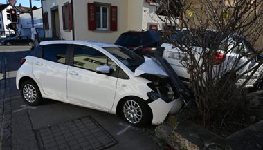 In fahrunfähigem Zustand in zwei parkierte Autos gekracht - 45'000 Franken Sachschaden