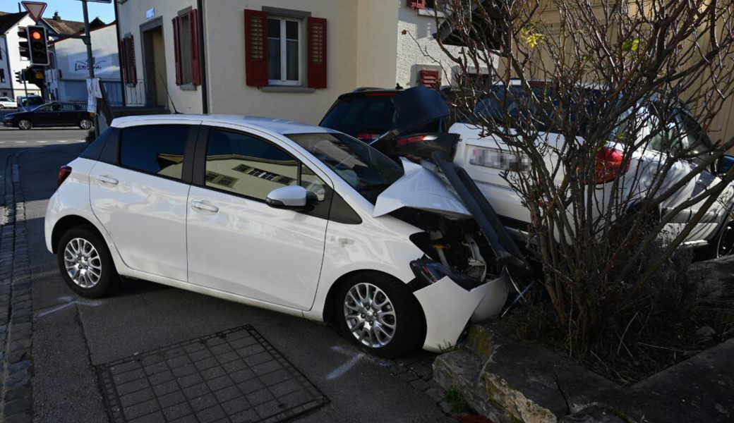  Drei Fahrzeuge wurde durch den Selbstunfall beschädigt, der Schaden beläuft sich auf etwa 45'000 Franken. 