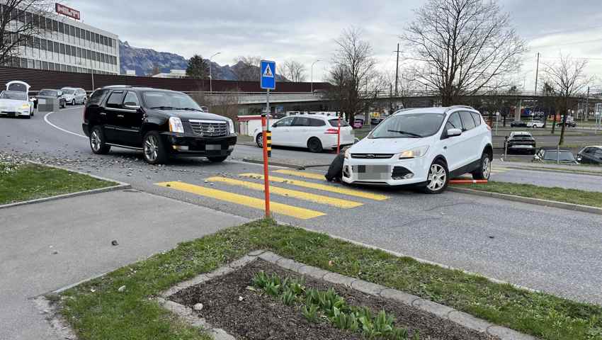 Der Lenker touchierte die Leitplanke und ein anderes Auto.