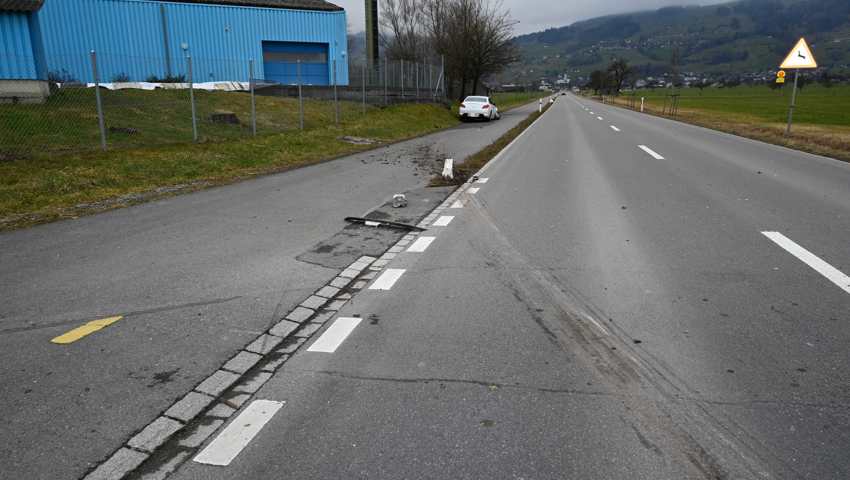 Das Auto kam abseits der Strasse zum Stehen.