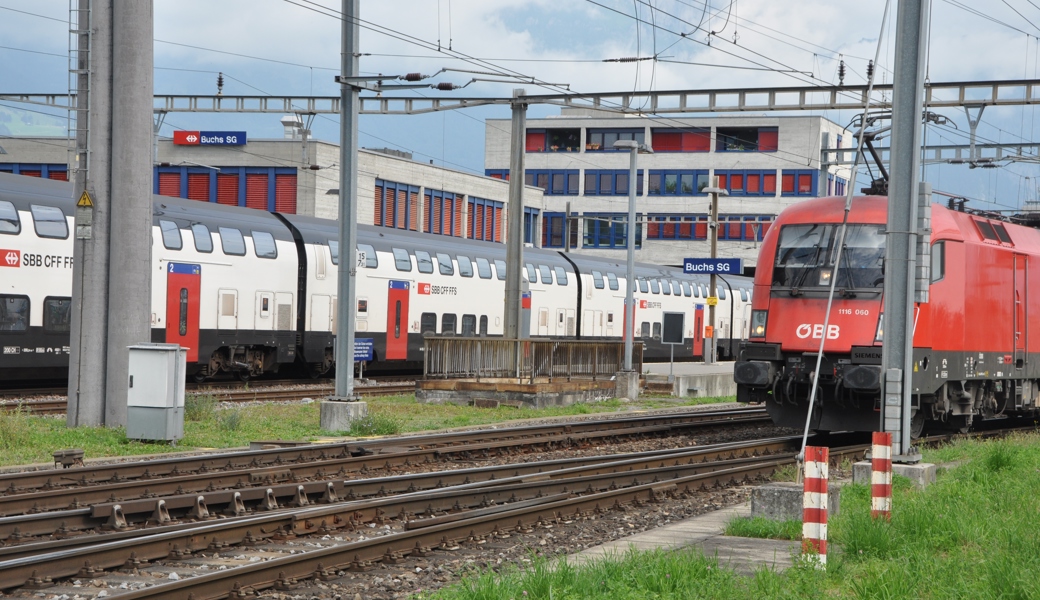 Ab dem Jahr 2025 gibt es in den Regionen Werdenberg und Sarganserland bessere Verbindungen auf der Schiene: Dem neuen Takt werden die Busfahrpläne angepasst und die Linien überprüft. 