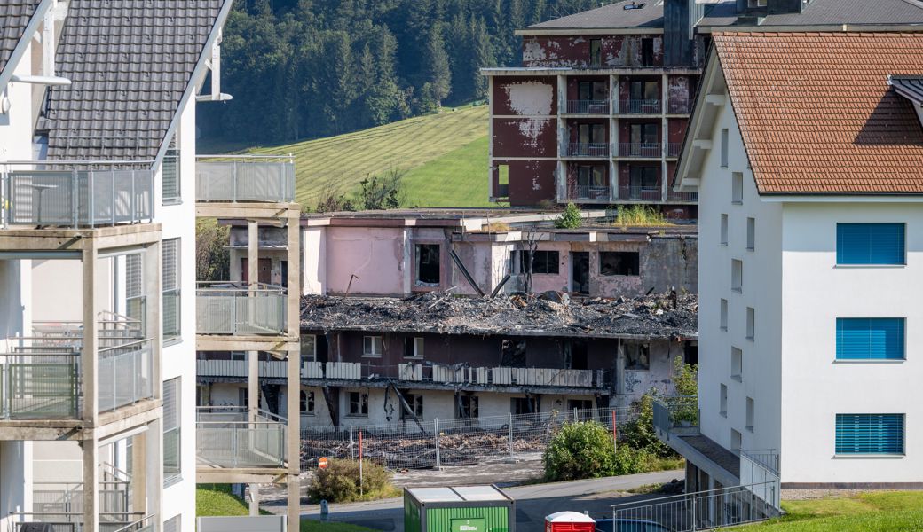 Seit dem Brand vom 7. Februar herrscht auf der «Acker»-Ruine Stillstand. Nun beklagen sich die Anwohnerinnen und Anwohner und fordern den baldigen Rückbau.