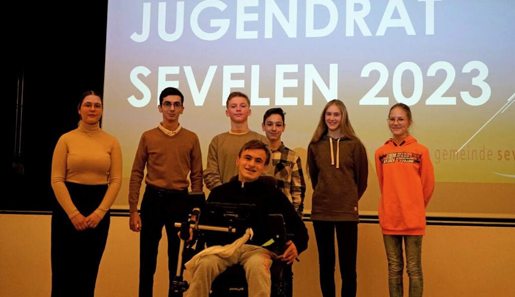  Der Jugendrat ist gewählt und im Amt ab 1. Januar 2023 (von links nach rechts): Jamina Spahic, Emre Aslan, Leonard Peake, Jonas Schäpper, Sophia Novotny, Andrina Camponovo und Femi Hani (vorne, sitzend). 