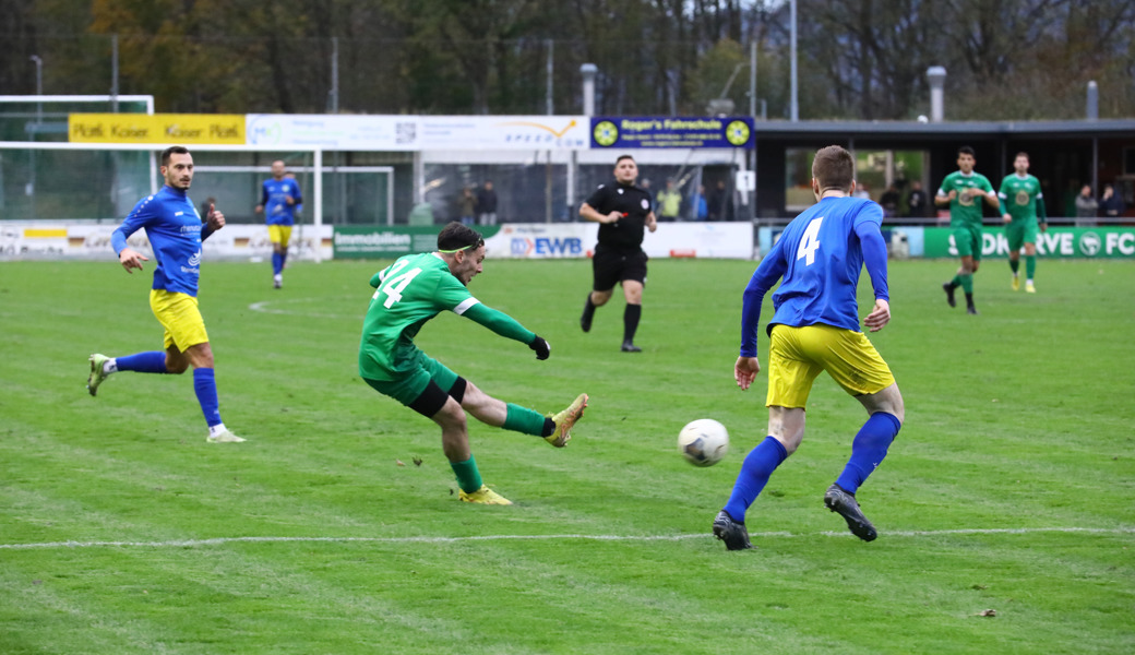 Harmlose Offensive: Dieser Schuss nahe der Strafraumgrenze von Mateo Sibona in der 53. Minute blieb der einzige nennenswerte Torabschluss der zweiten Mannschaft des FC Buchs II während der gesamten Partie.