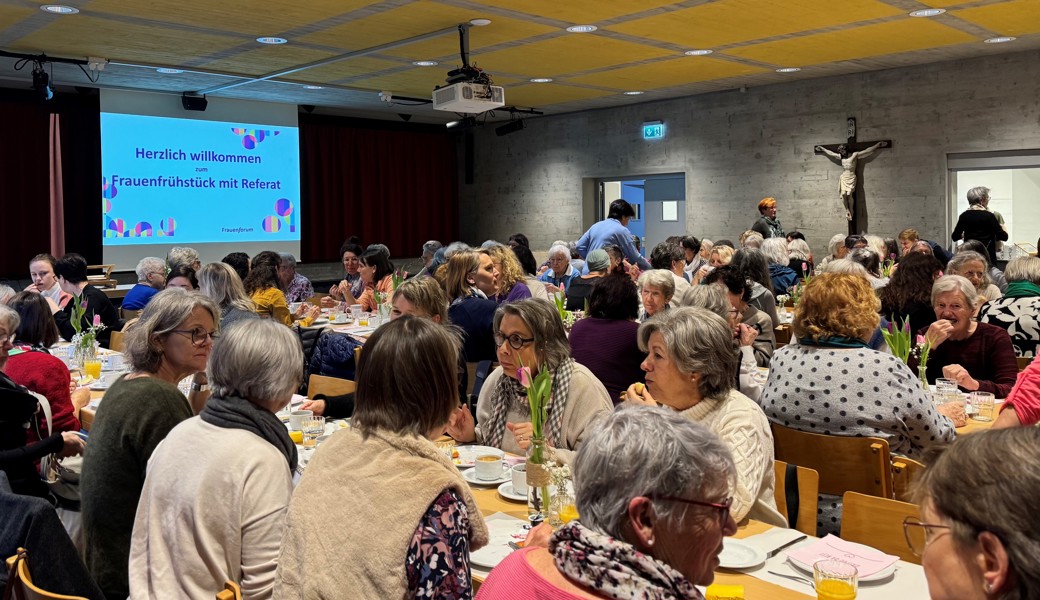 Heitere Stimmung beim gemeinsamen Zmorge am Frauenfrühstück.