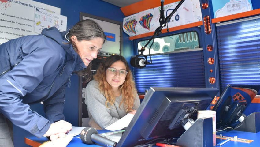  Letzte Vorbesprechung: Lehrerin Katrin Szacsvay (links) und Selina Trivigno vom Powerup Radio der Stiftung Kinderdorf Pestalozzi.