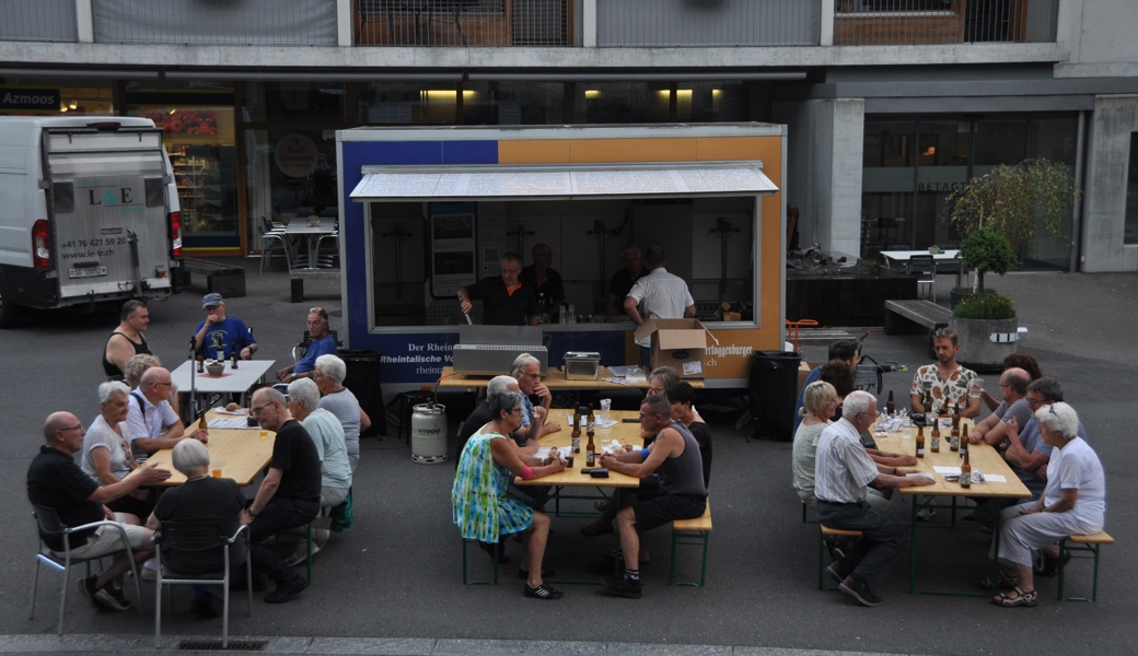 Kürzlich noch in Azmoos, heute in Gams: Der Redaktionswagen des W&O lädt die Bevölkerung kostenlos zu Wurst und Bier ein.