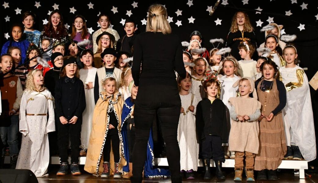  Der Kinderchor, begleitet von der Band, stellen die Krippenfiguren vor. Bilder: Ramona Riedener