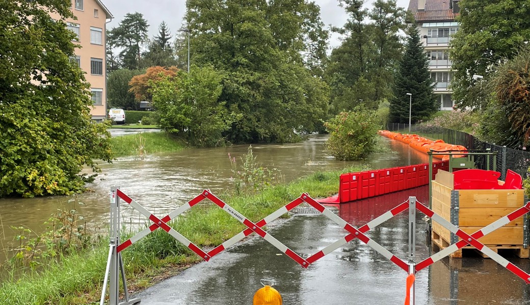 Die Feuerwehr Buchs musste gestern um die Mittagszeit ein Teilstück des Fussgängerwegs beim Wettibach sperren.