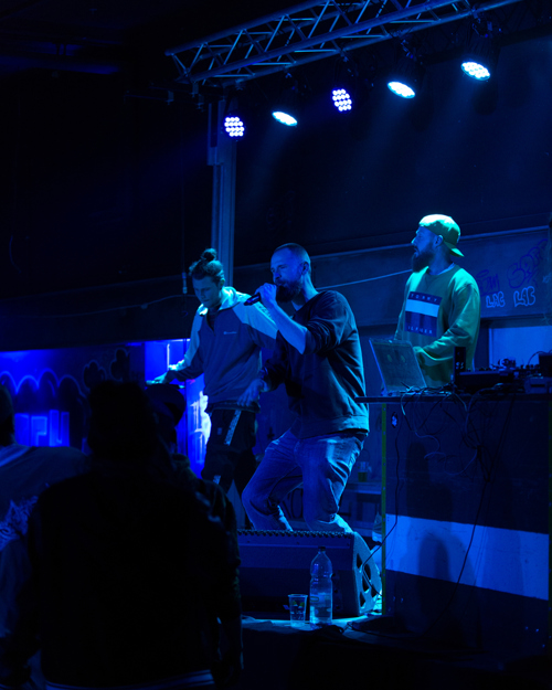  Die Schweizer Rapper Captain Pesto (rechts) Fisherman P (Mitte) und Yok auf der Bühne. 