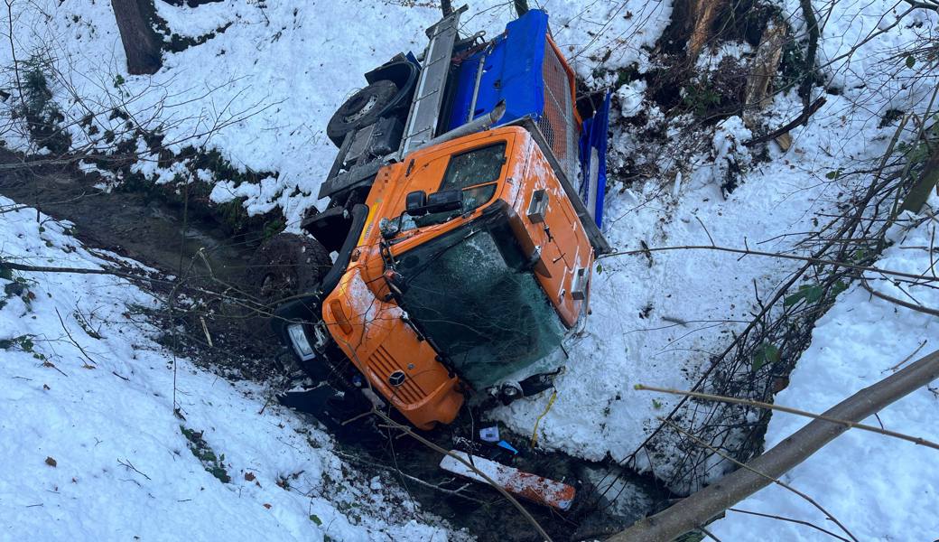 In Bachbett gelandet: Der Fahrer des Salzwagens blieb unverletzt.